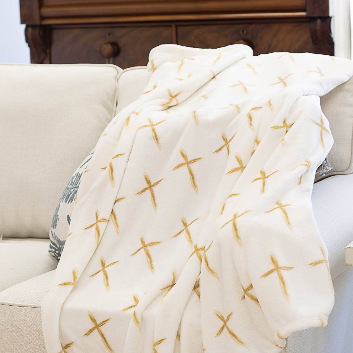 La Croix Throw   Soft White/Gold   50x60 The Royal Standard